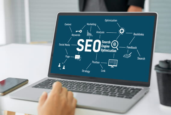 SEO対策をイメージしたグラフやサーチエンジンの分析画面の写真