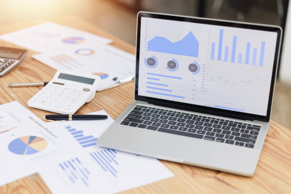 パソコンでインターネット広告やSNS広告の効果測定を行う様子の写真