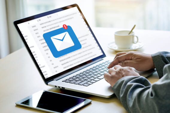 メールやLINEの配信設計・設定をパソコンで行っているビジネスシーンの写真