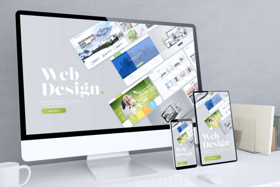スマートフォンやパソコンでWebデザインを確認しているデザイン制作イメージの写真