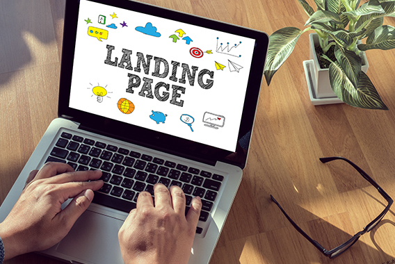 メールやLINEの配信設計・設定をパソコンで行っているビジネスシーンの写真