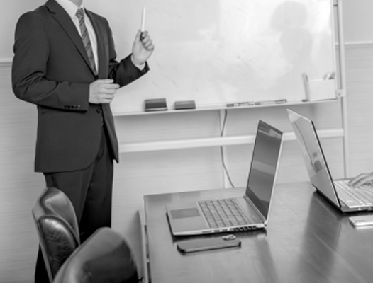 集客の戦略を練っている