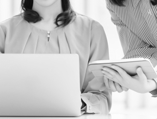 コンテンツの企画について話し合っている