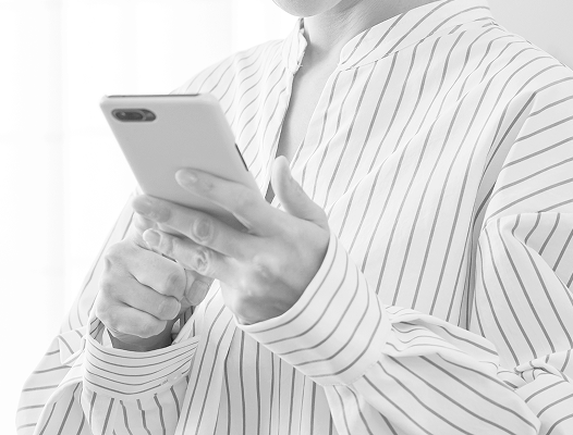 スマホを操作している