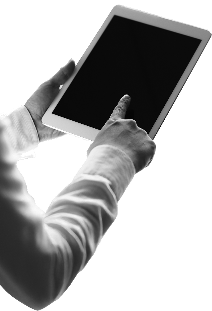 タブレットを操作している