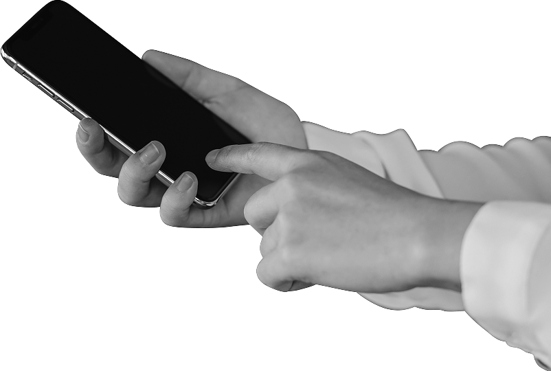 スマホを操作している
